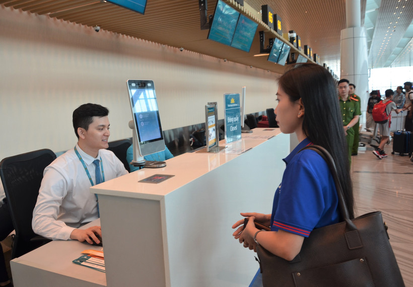 A passenger undergoes facial biometric recognition during the check-in process. (Photo: VNA)