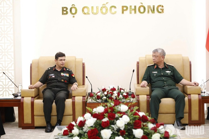 Lieut. Gen. Nguyen Quang Ngoc, Deputy Chief of the General Staff of the Vietnam People’s Army, receives Major General Akaash Johar, Deputy Director General of the International Cooperation Department under India’s Ministry of Defence.