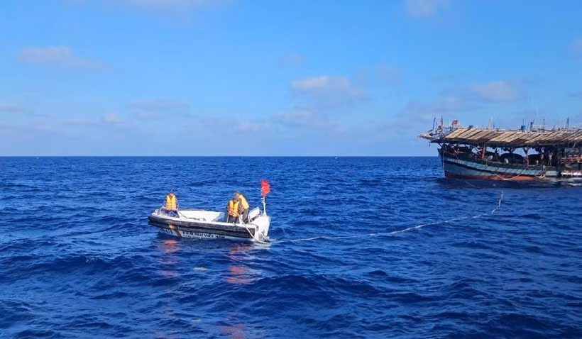 Fisheries surveillance vessel KN475 assists distressed Quang Ngai fishing boat carrying 36 fishermen at sea. (Photo published by VNA)