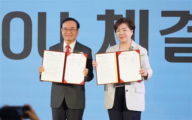 Dong A University signs a cooperation agreement with the International Korean Language and Culture Association to promote joint research, international education, academic exchange, and the co-organisation of international forums and conferences. (Photo: VNA)