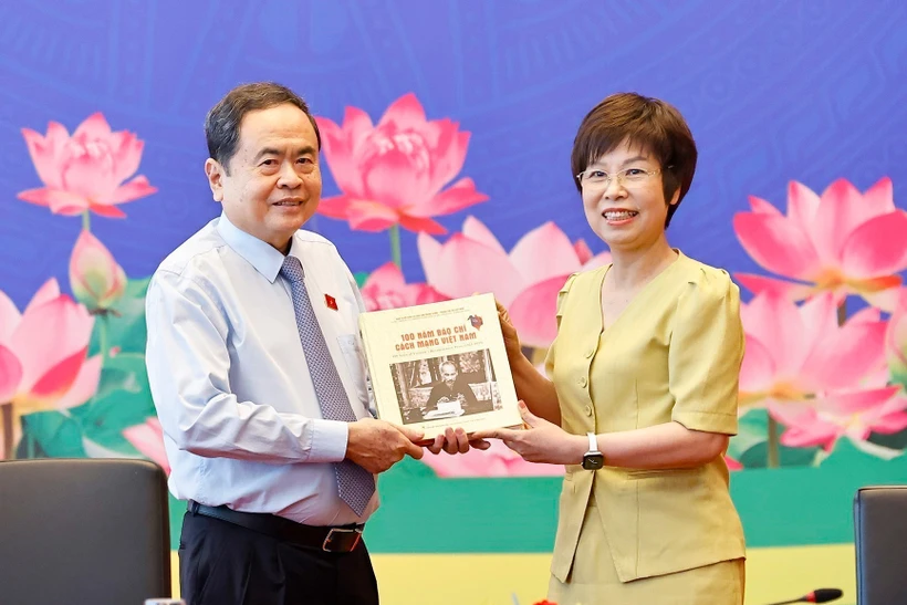 General Director of the Vietnam News Agency Vu Viet Trang presents National Assembly Chairman Tran Thanh Man with a bilingual photo book titled “100 Years of Vietnam’s Revolutionary Press (1925–2025),” compiled and published by the News Agency Publishing House. (Photo: VNA)
