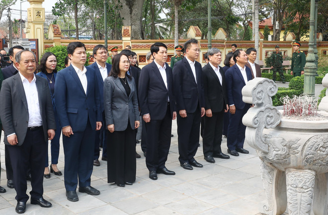 State President Luong Cuong and his entourage offer incense at the memorial site of late Party General Secretary Nguyen Van Linh in Yen My district. (Photo: VNA) linh.jpg