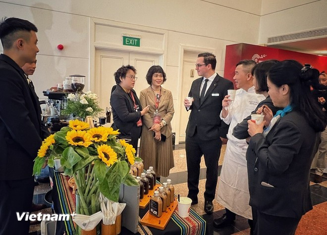 Participants enjoy coffee at the press conference. (Photo: VietnamPlus) le-hoi-ca-phe-3.jpg
