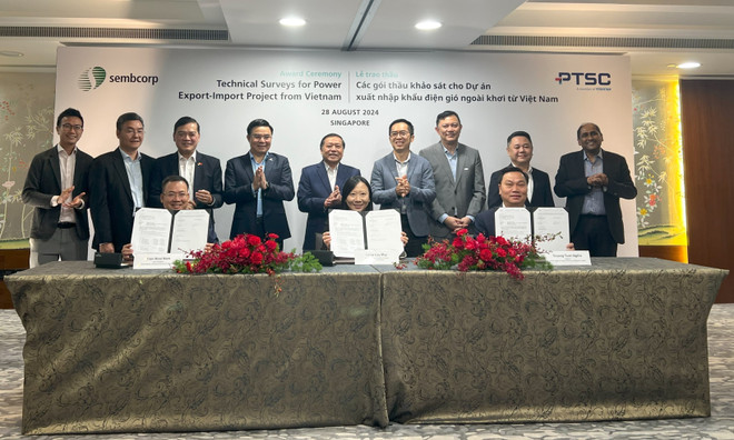 Representatives from The Petrovietnam Technical Services Corporation (PTSC) and its Singaporean partner Sembcorp Utilities Pte Ltd at ceremony of the hand-over of contract packages on wind and hydrological measurements and geological surveys under the project on exporting offshore renewable energy from Vietnam to Singapore, in 2024. (Photo: VNA) vn-singapore.jpg