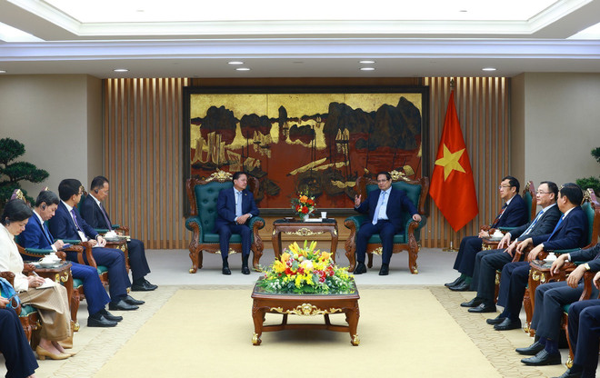 Prime Minister Pham Minh Chinh (R) receives Cambodian Deputy Prime Minister Neth Savoeun in Hanoi on April 16. (Photo: VNA) chinh2.jpg