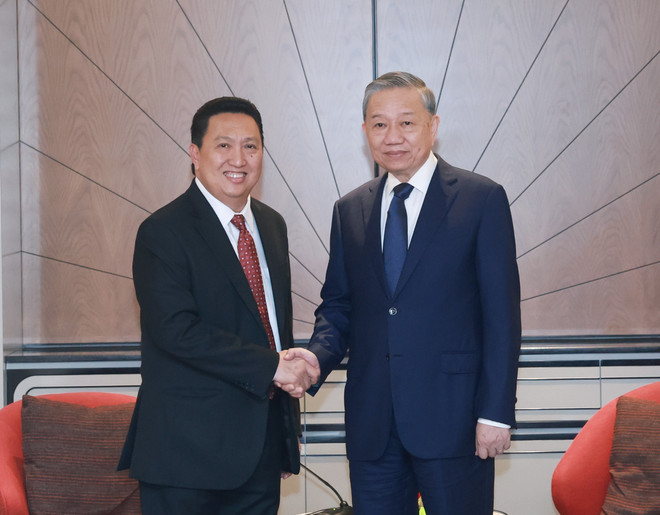Party General Secretary To Lam (R) and Garibaldi Thohir, Chairman of PT Alamtri Resources, at their meeting in Jakarta on March 9. (Photo: VNA)