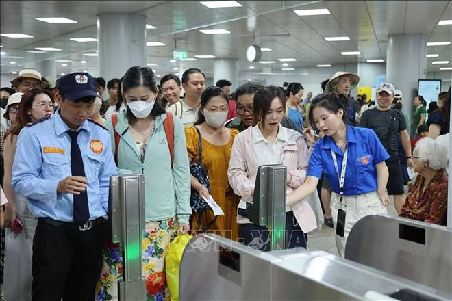 Crowds of people take the train on the official inauguration day of the Metro Line No.1 in HCM City. (Photo: VNA)