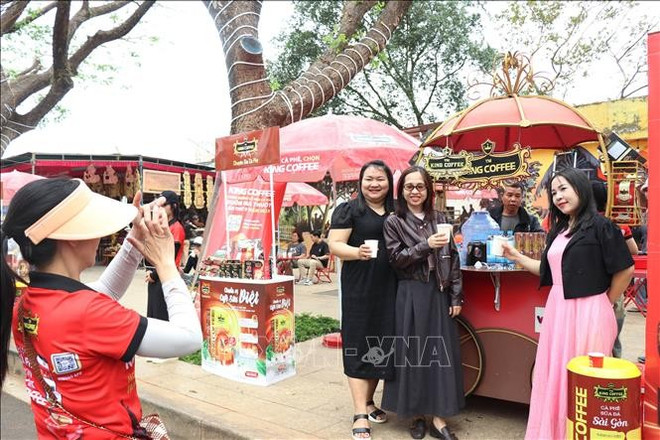 Visitors check in at Phan Dinh Giot street, Buon Ma Thuot city. (Photo: VNA) coffee.jpg
