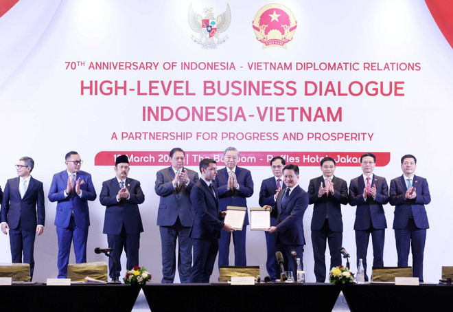 General Secretary To Lam witnesses the signing of cooperation agreements between Vietnamese and Indonesian enterprises. (Photo: VNA) dialogue2.jpg
