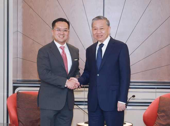 Party General Secretary To Lam shakes hands with CEO of PT GoTo Gojek Tokopedia Tbk (GoTo) Patrick Walujo at their meeting in Jakarta on March 9. (Photo: VNA)