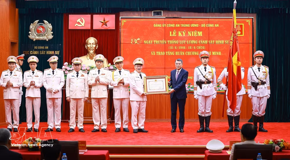 Prime Minister Le Minh Hung presents the Ho Chi Minh Order to the Criminal Police force on April 18. (Photo: VNA)