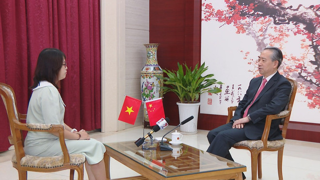 Chinese Ambassador to Vietnam Xiong Bo grants an interview to the Vietnam News Agency's reporter. (Photo: VNA) Xiong Bo 2.jpg