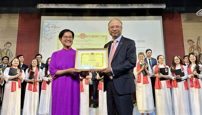 Vietnamese Ambassador Dinh Toan Thang (R) presents the ambassador’s Certificate of merit to the choir in recognition of its contributions (Photo: VNA) homeland choir 2.jpg