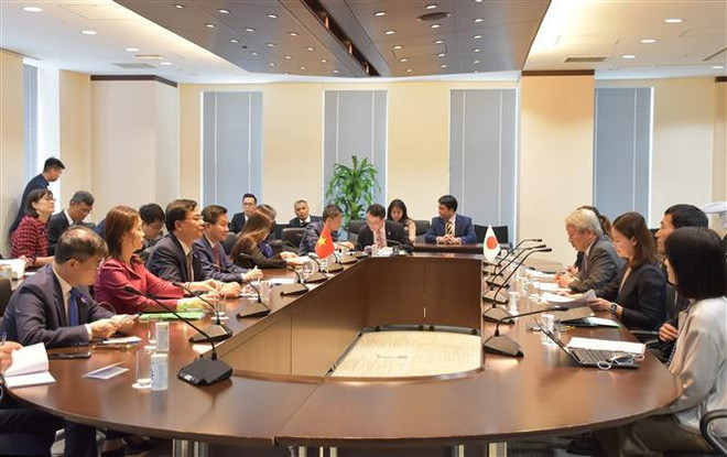 At Deputy PM Le Minh Khai's reception for President of the Japan International Cooperation Agency (JICA) Tanaka Akihiko in Tokyo on May 23. (Photo: VNA) Le minh khai Tanaka Akihiko.jpg