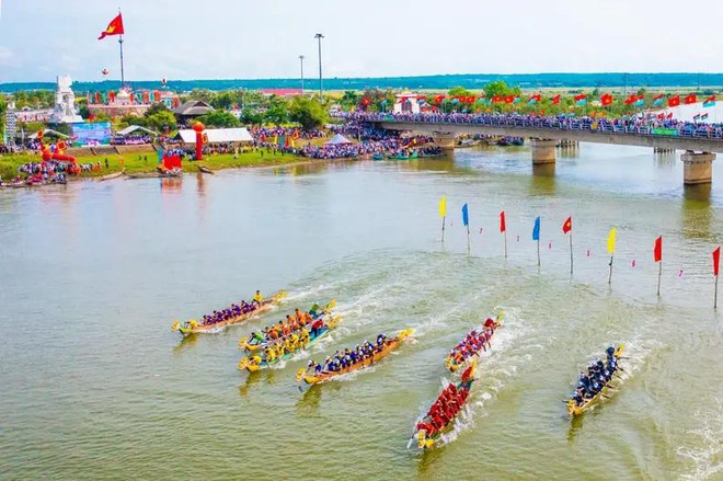 A boat race at at the Hien Luong - Ben Hai national special historical relic site (Photo: nhandan.vn) quang-tri-7527.jpg.webp