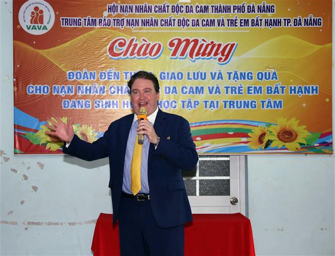 US Ambassador to Vietnam Marc Knapper speaks at the event. (Photo: VNA) vna_potal_dai_su_hoa_ky_tai_viet_nam_marc_knapper_tham_giao_luu_the_thao_voi_nan_nhan_da_cam_7577290.jpg