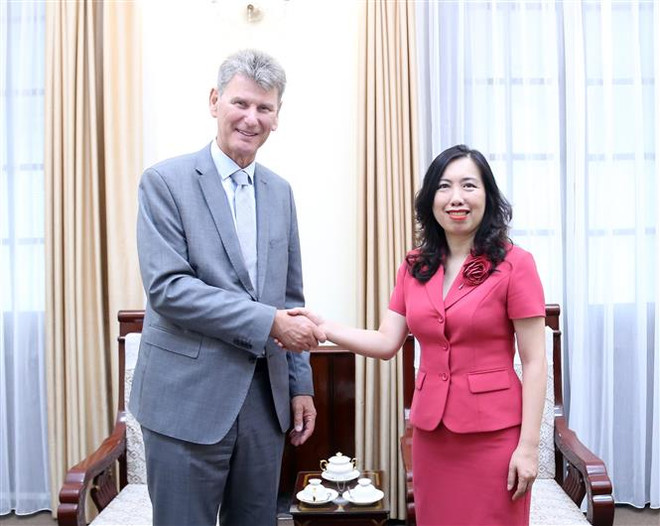 Deputy Minister of Foreign Affairs Le Thi Thu Hang receives Icelandic Ambassador Thórir Isben (Photo: VNA) Iceland.jpg