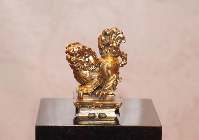 A bronze Nghe statue, modeled after the iconic figure perched on the quadripod columns of the Van Mieu–Quoc Tu Giam in Thang Long, now features an RFID chip. This technology allows visitors to access its detailed information. (Photo: VietnamPlus) 2.webp