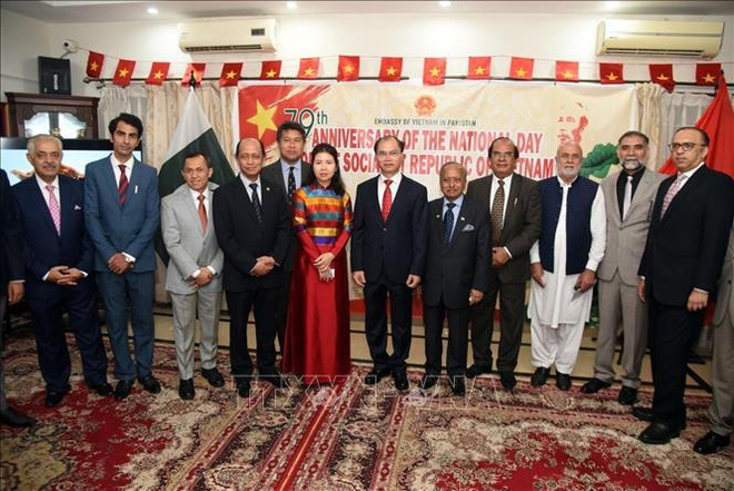 Vietnamese Ambassador to Pakistan Pham Anh Tuan (sixth from right) posing for a photo with guests (Photo courtesy of the embassy) National Day 2.jpg