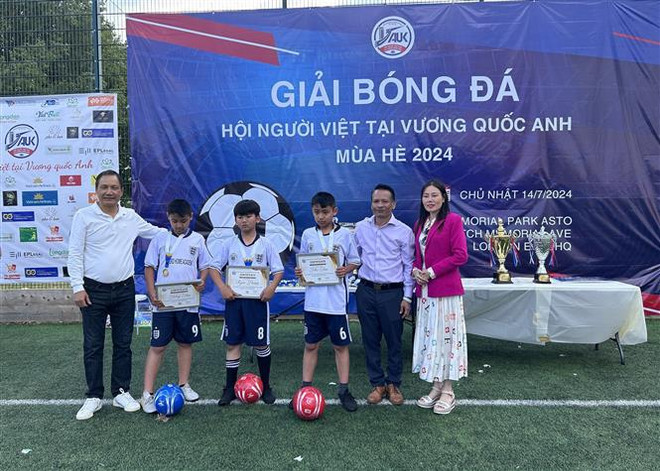 Ambassador of Vietnam to the UK Do Minh Hung awards prizes to Vietnamese students who have achieved outstanding academic performance in the 2023-2024 school year. (Photo: VNA) vietnam UK1.jpg