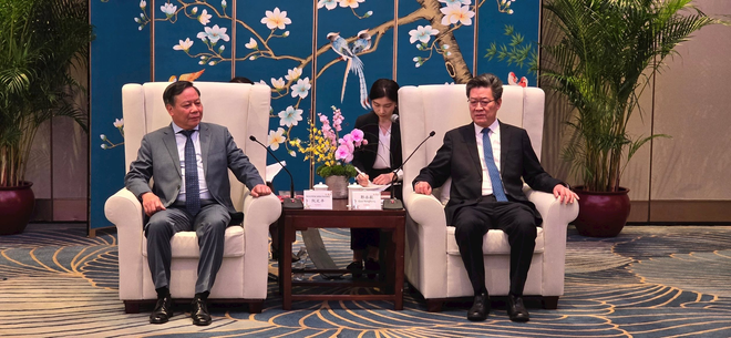 Vice Secretary of Hanoi's Party Committee Nguyen Van Phong (L) meets member of the Standing Committee of the Guangdong provincial Committee and Secretary of the Guangzhou Municipal Committee of the Communist Party of China (CPC) Guo Yonghang. (Photo courtesy of the Hanoi delegation) Hanoi, Guangzhou.png