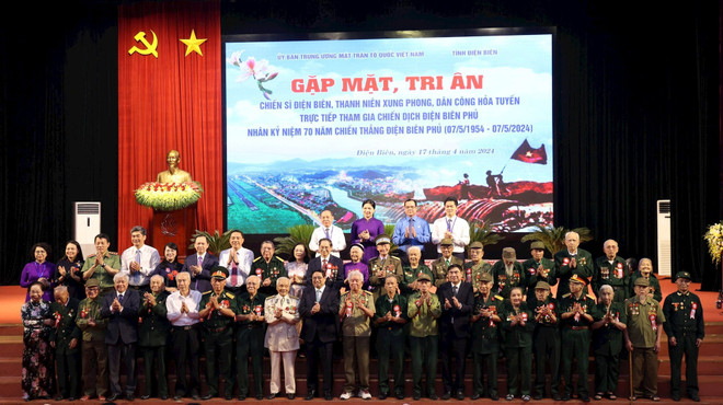 Prime Minister Pham Minh Chinh (10th from left, first line) attends meeting with historical witnesses (Photo: VietnamPlus) Lo Van Mung 2.jpg