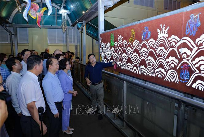 Tran Nhat Duat pedestrian bridge attracts a large number of visitors (Photo: VNA) Tran Nhat Duat 2.jpg