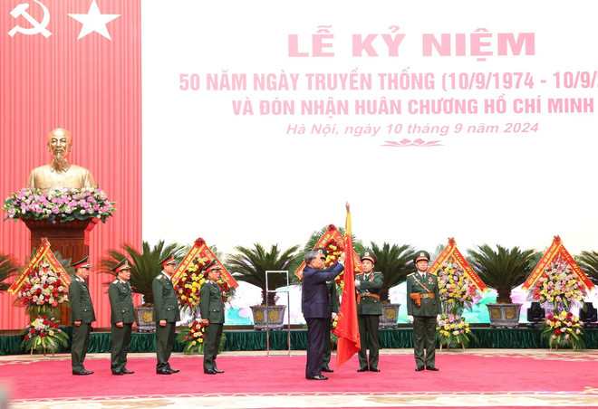 Party General Secretary and State President To Lam presents the Ho Chi Minh Order to the Ministry of National Defence’s General Department of Technology (Photo: VNA) To Lam 2.jpg
