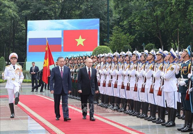 State President To Lam and Russian President Vladimir Putin review the honour guard of the Vietnam People's Army (Photo: VNA) welcome ceremony 2.jpg