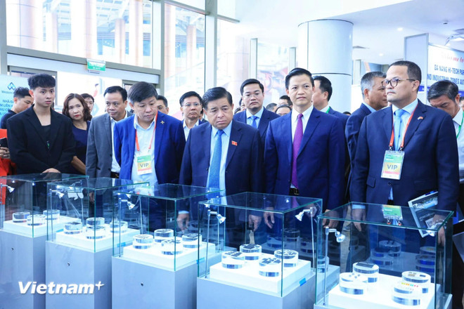 SEMIExpo Vietnam 2024 is drawing the participation of more than 5,000 delegates and 100 booths of major semiconductor technology corporations in the world and Vietnam such as Cadence, Qualcomm, Intel, Qorvo, Dassault Systemes, Siemens, Tektronix, FPT and Viettel (Photo: VietnamPlus) semiexpo 4.webp