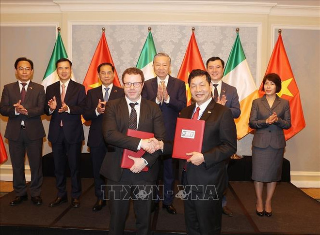 The exchange of a memorandum of discussion regarding collaboration between FPT University and ADAPT Research Centre at Dublin City University in Dublin on October 3. (Photo: VNA) vietnam ireland.jpg