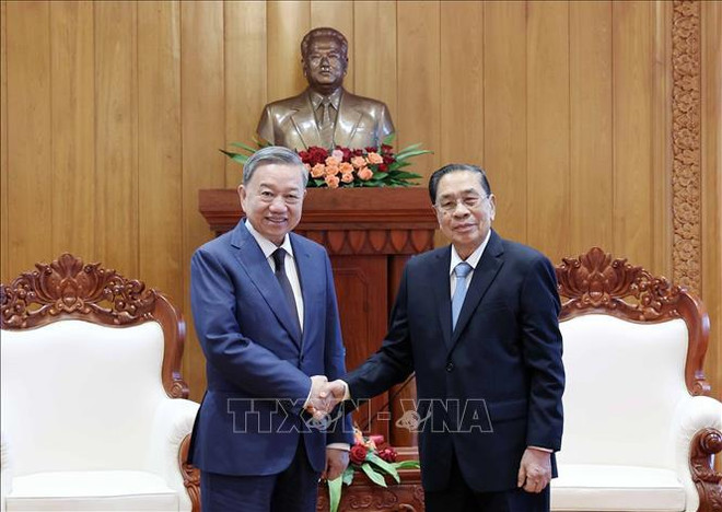 President To Lam (L) and former Party General Secretary and President of Laos Choummaly Sayasone (Photo: VNA) Choummaly Sayasone.jpg