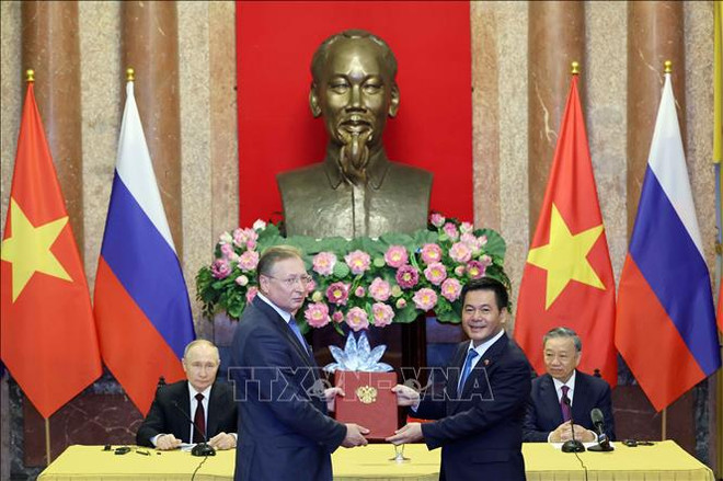 The two Presidents witnessed the signing of a cooperation document between Vietnam and Russia. (Photo: VNA) vietnam russia.jpg