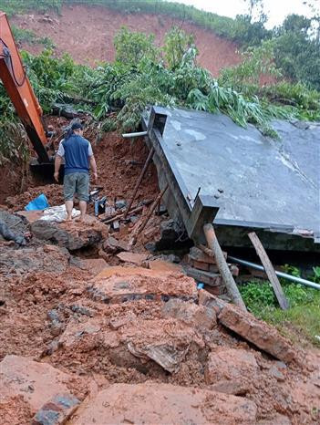 A landslide buries a house, resulting in four deaths and one injury in Tan Minh village, Da Bac district, Hoa Binh province. (Photo: VNA) vna_potal_sat_lo_dat_tai_xa_tan_minh_huyen_da_bac_4_nguoi_chet_1_nguoi_bi_thuong_7579907.jpg