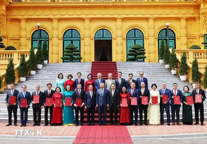 Party General Secretary and State President To Lam poses for a photo with newly-accredited ambassadors. (Photo: VNA) To Lam 2.webp