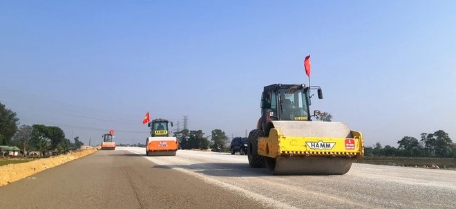Contractors work on a section of the eastern North–South Expressway for the 2021–2025 period. (Photo: Viet Hung - Vietnam+) du-an-1.jpg