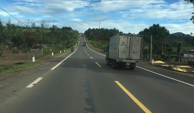 Vehicles traveling on the section of the Ho Chi Minh Road through the Central Highlands region. (Photo: Viet Hung/Vietnam+) giao-thong-3.jpg