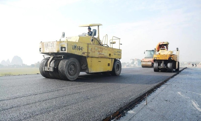 Contractors pave a section of the North - South Expressway. (Photo: Viet Hung/Vietnam+) giaao-thong-1.jpg