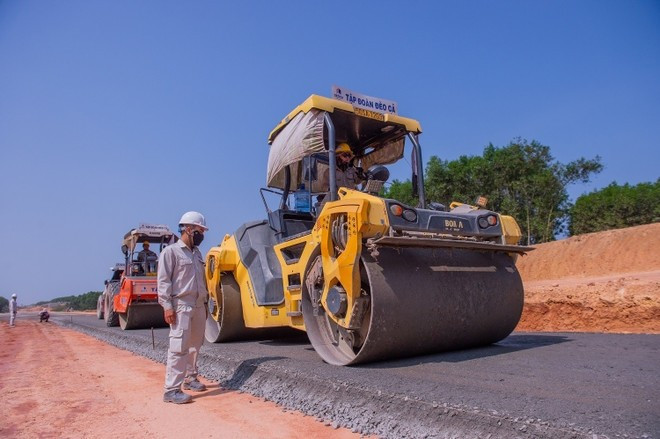 The Ministry of Transport races against time to complete numerous North-South and transverse expressway projects this year. (Photo: Viet Hung/Vietnam+) du-an-2.jpg