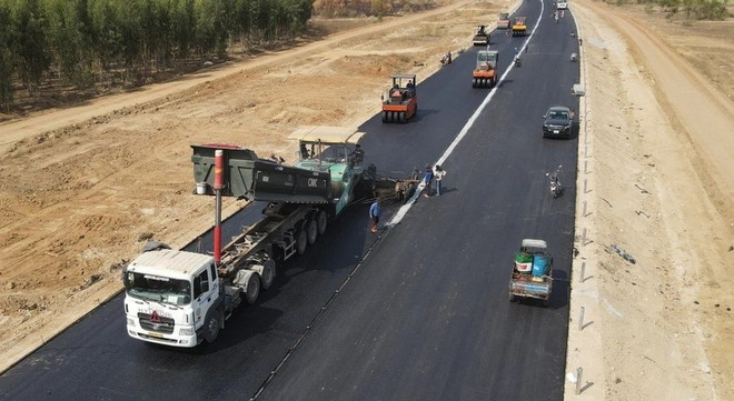 The contractor paves asphalt for a highway project. (Photo: Viet Hung/Vietnam+) du-an-1.jpg
