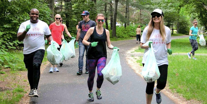 Travelers join a jogging tour - jogging and picking up litter to protect the environment. (Illustrative image: Vietnam+) du-lich-xanh-4.jpg