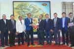 A visiting delegation from Laos's Savannakhet province and officials of Hue city in a group photo at their meeting on January 18. (Photo: VNA)