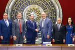 Vice Chairman of the National Assembly Tran Quang Phuong shakes hands with US Congressman John Moolenaar of Michigan at the meeting in Hanoi on May 28. (Photo: VNA)