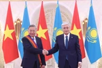 President Kassym-Jomart Tokayev of Kazakhstan (R) hands over the First-Class Order of Dostyk (Friendship) to Vietnamese Party General Secretary To Lam. (Photo: VNA)