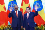 Prime Minister Pham Minh Chinh (R) and his Ethiopian counterpart Abiy Ahmed Ali in Hanoi on April 15. (Photo: VNA)
