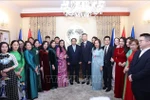 Prime Minister Pham Minh Chinh and his wife Le Thi Bich Tran in a group photo with staff of the Vietnamese Embassy in the Czech Republic on January 18 evening (local time). (Photo: VNA)