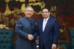 Prime Minister Pham Minh Chinh (R) and R.N. Minnikhanov, Head of the Republic of Tatarstan of the Russian Federation in Hanoi on March 21. (Photo: VNA)