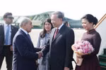 From left: First Deputy Prime Minister of Azerbaijan Yagub Eyyubov (1st) welcomes Party General Secretary To Lam (2nd) and his spouse at Heydar Aliyev International Airport in Baku. (Photo: VNA)