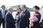 From left: First Deputy Prime Minister of Azerbaijan Yagub Eyyubov (1st) welcomes Party General Secretary To Lam (2nd) and his spouse at Heydar Aliyev International Airport in Baku. (Photo: VNA)