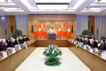 The meeting between National Assembly Chairman Tran Thanh Man and Prime Minister of Kyrgyzstan Adylbek Kasymaliev in Hanoi on March 6. (Photo: VNA)